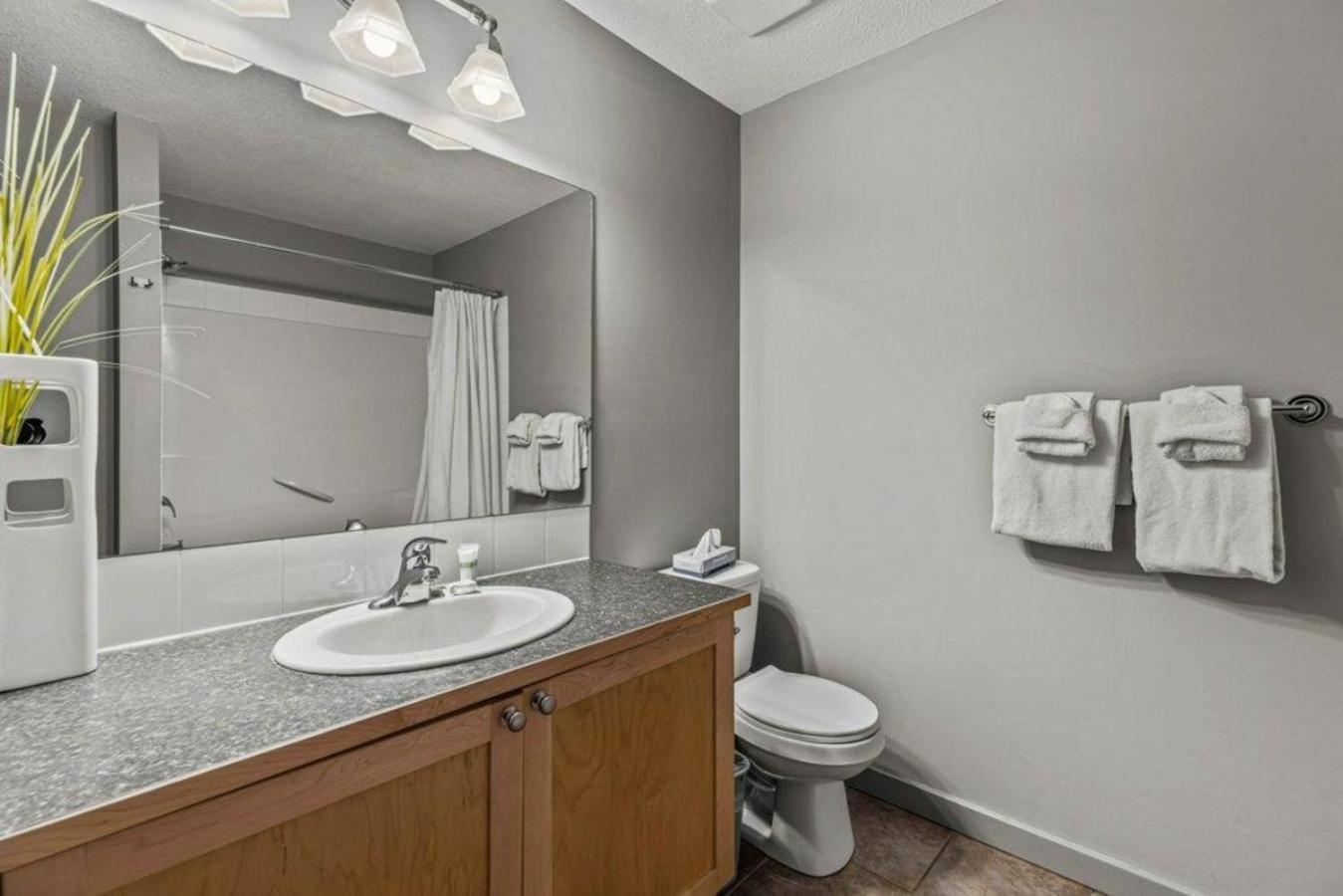 Rocky Mountain Getaway With Outdoor Heated Pool, 3 Hot Tubs, Gym, Bbq, Garage & 24 Hour Reception Near Banff Apartment *