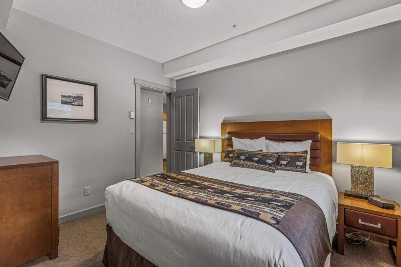 Apartment Rocky Mountain Getaway With Outdoor Heated Pool, 3 Hot Tubs, Gym, Bbq, Garage & 24 Hour Reception Near Banff *
